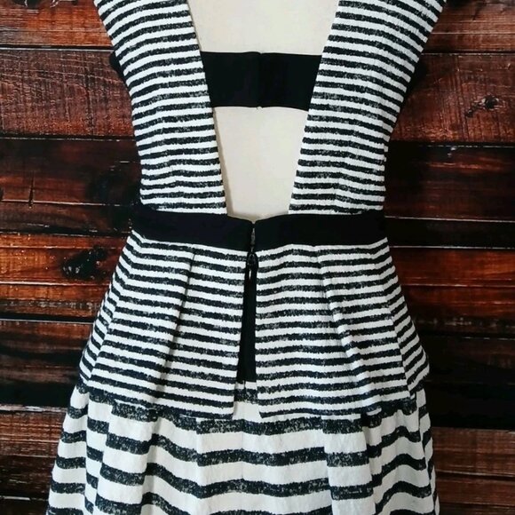 BCBGMAXAZRIA Piper Dress Size 8 Black White Striped Peplum - Picture 6 of 13